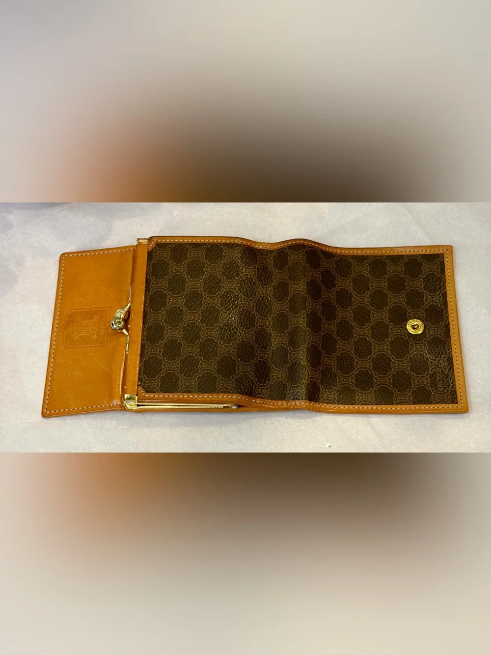 EUC! Vintage CELINE Paris Macadam Triomphe Compact Kiss Lock Wallet Tan Brown